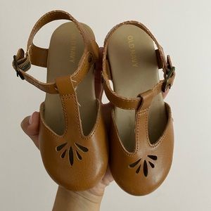 Old Navy Girls size 9 brown clogs